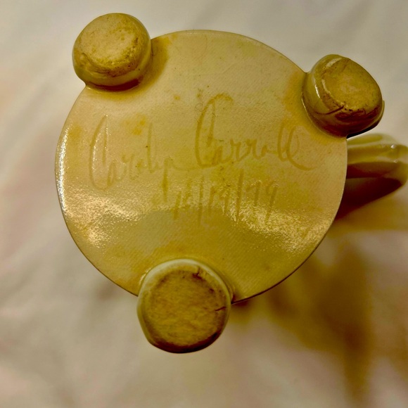 Carolyn Carroll footed, signed mug - Picture 4 of 4